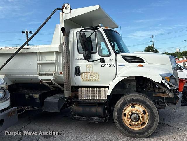 Image of International 7400 equipment image 2