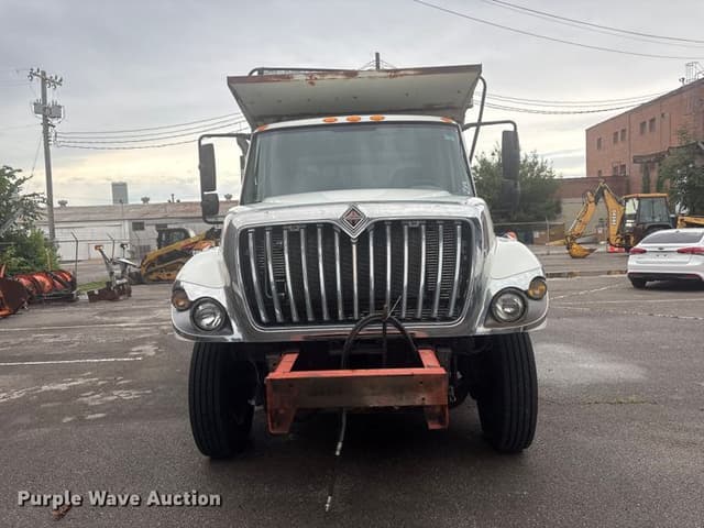 Image of International 7400 equipment image 1