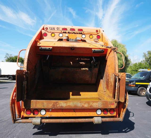 Image of International 7400 equipment image 3