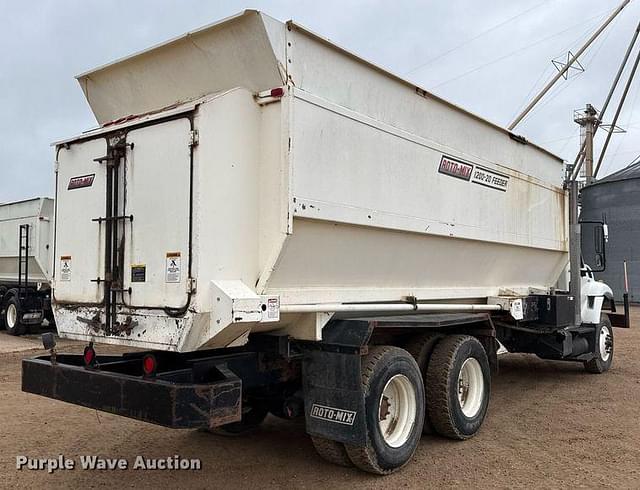 Image of International 7400 equipment image 4