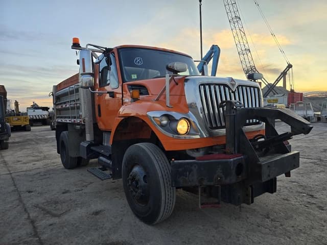 Image of International 7400 equipment image 1