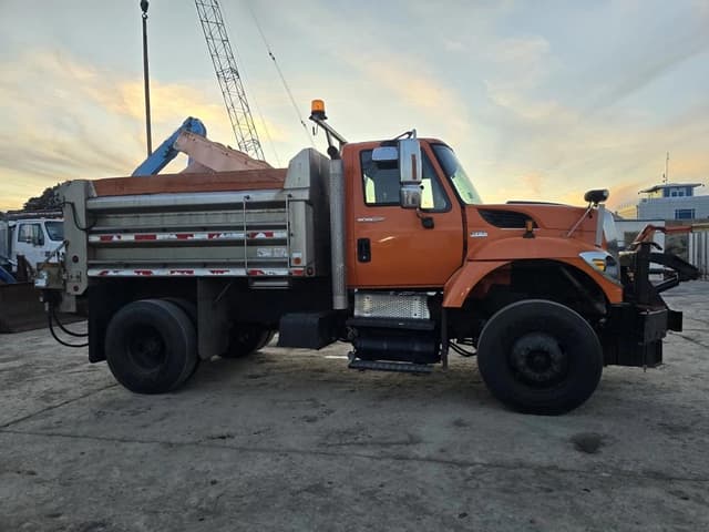 Image of International 7400 equipment image 2