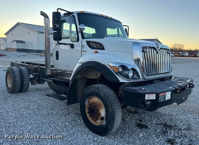 Image of International 7400 equipment image 2