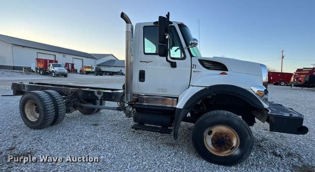 Image of International 7400 equipment image 3