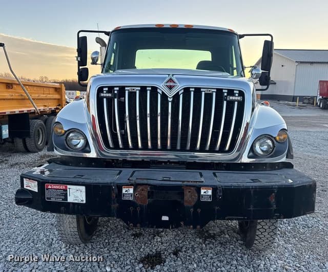 Image of International 7400 equipment image 1