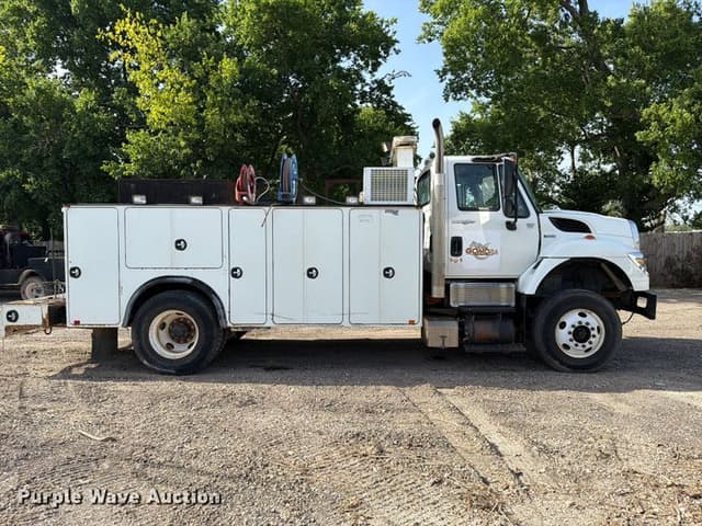 Image of International 7400 equipment image 3