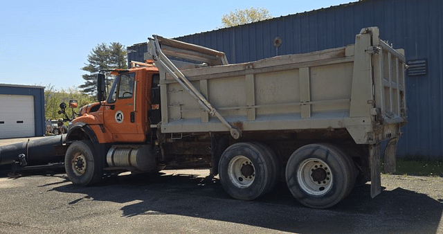 Image of International 7600 equipment image 1