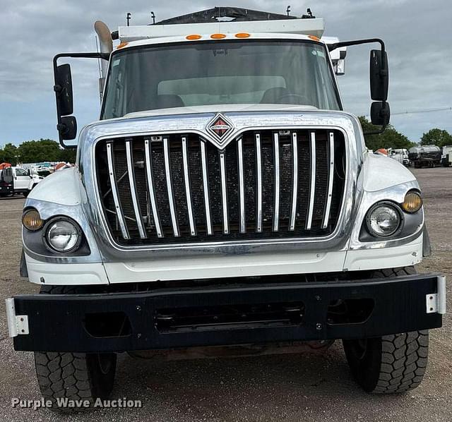 Image of International 7600 equipment image 1