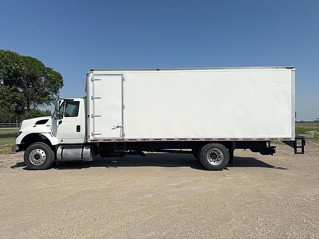 Image of International 7600 equipment image 3