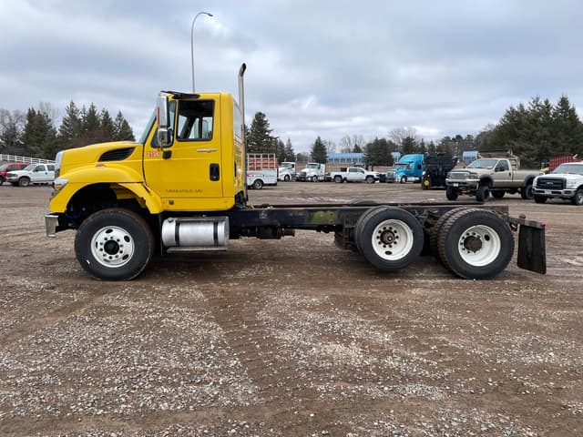 Image of International 7400 SBA equipment image 1