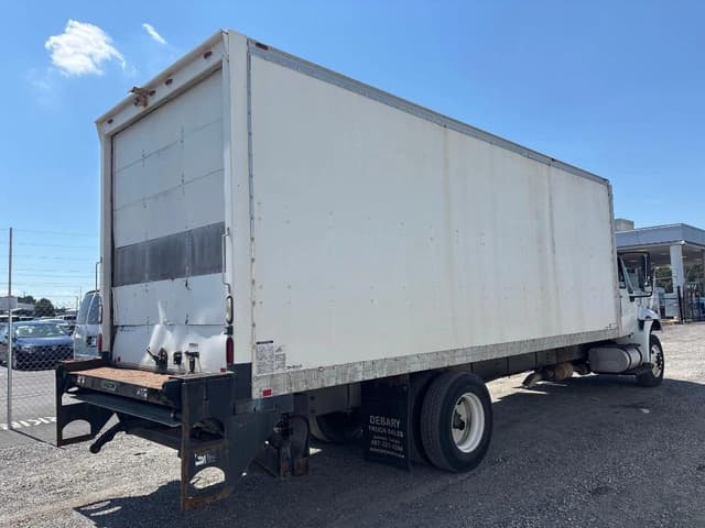 Image of International Dura Star 4400 equipment image 2