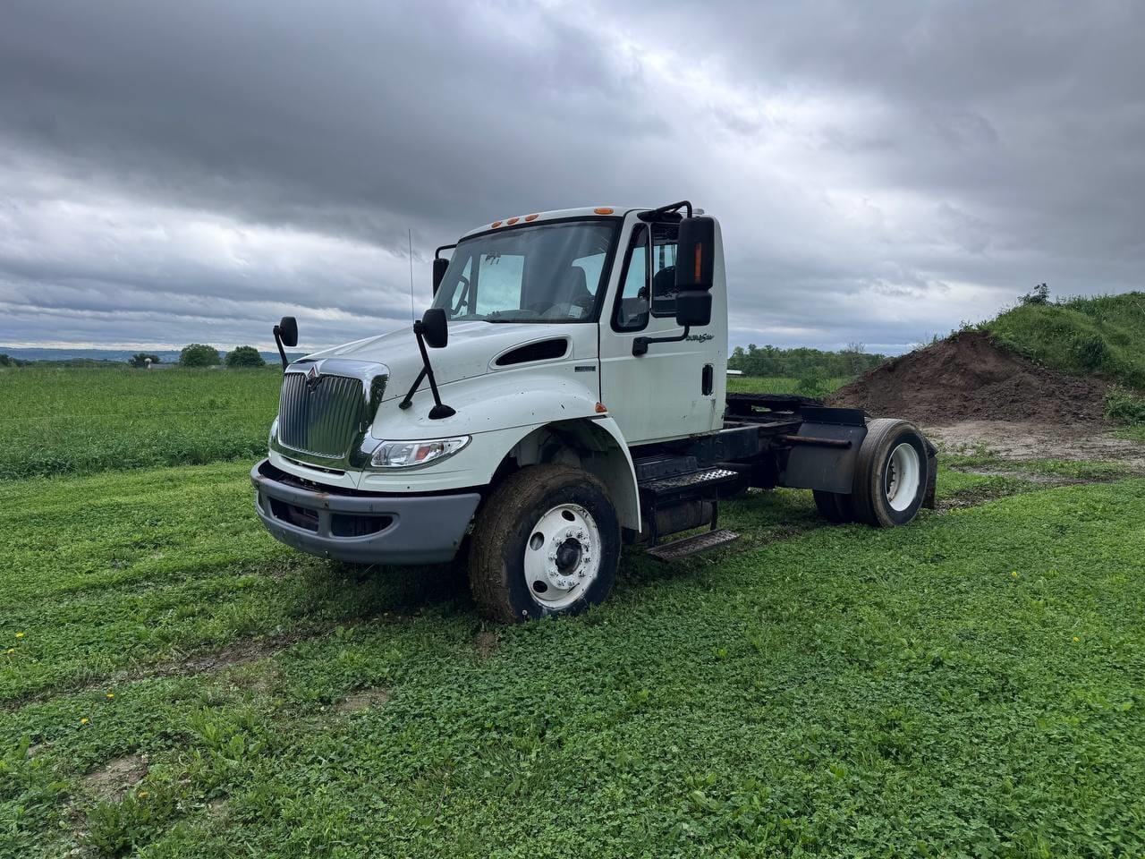 2011 International DuraStar 4400 Equipment Image0
