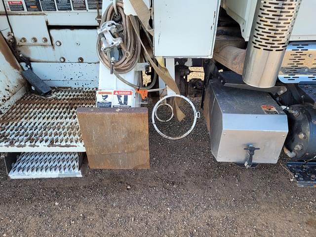 Image of International 7400 equipment image 3