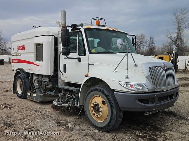 Image of International 4300 SBA equipment image 2