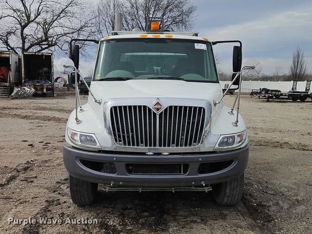 Image of International 4300 SBA equipment image 1