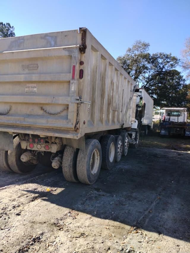 Image of International Paystar 5600 equipment image 4