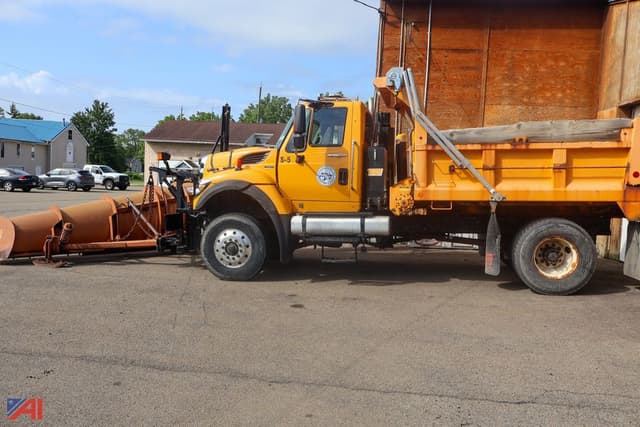 Image of International Workstar 7400 equipment image 2