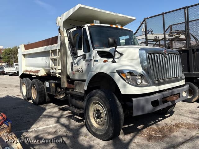 Image of International Workstar 7400 equipment image 2