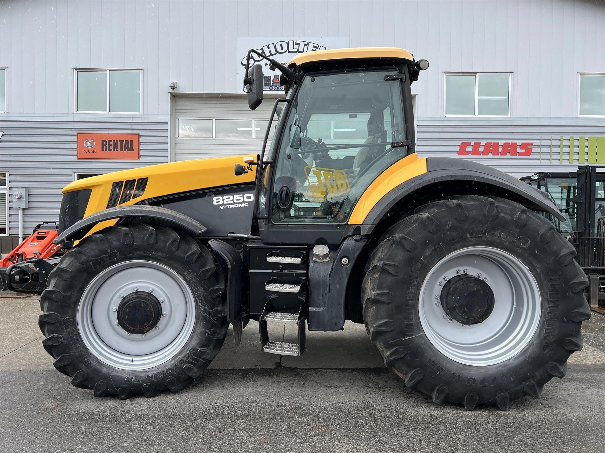 2011 JCB Fastrac 8250 Equipment Image0