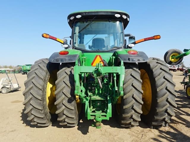 Image of John Deere 8235R equipment image 2
