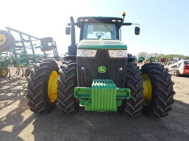 Image of John Deere 8235R equipment image 3
