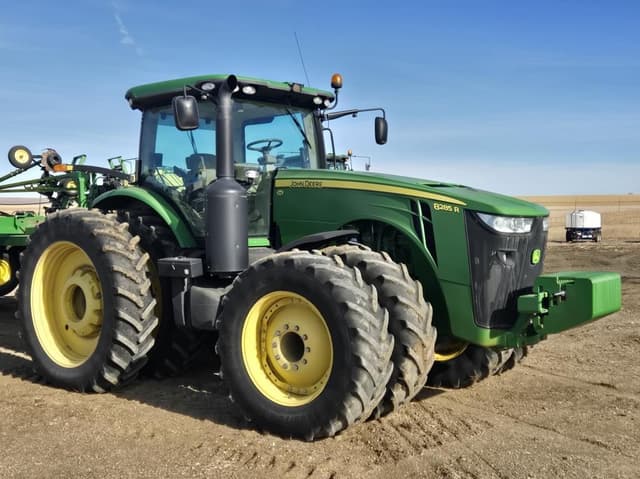 Image of John Deere 8285R equipment image 2