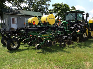 2011 John Deere 1700 Equipment Image0