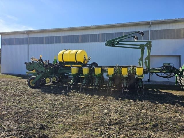 Image of John Deere 1770 equipment image 1