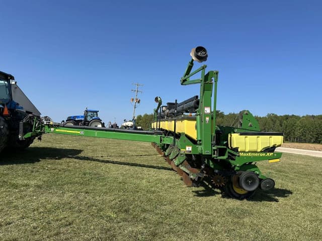 Image of John Deere 1770 equipment image 1