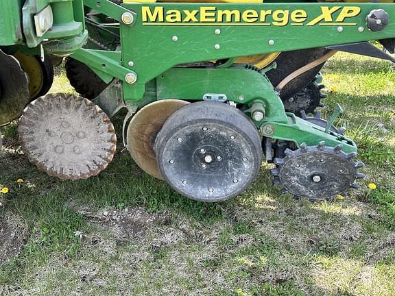 Image of John Deere MaxEmerge XP equipment image 2