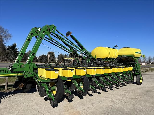 Image of John Deere 1770 equipment image 1