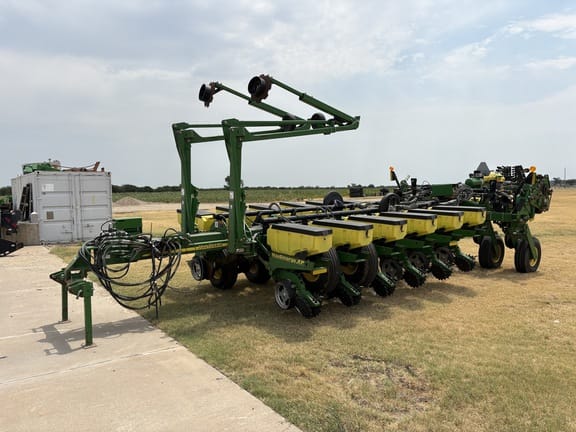 2011 John Deere 1770 Equipment Image0