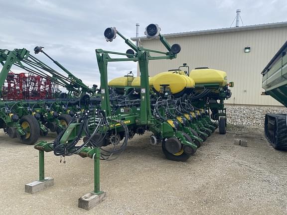 Image of John Deere 1770 equipment image 1