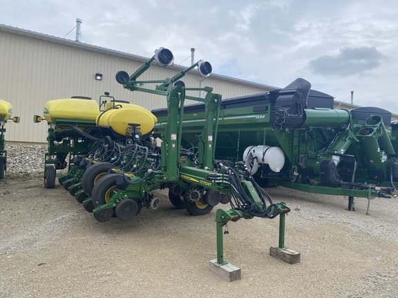 Image of John Deere 1770 equipment image 2