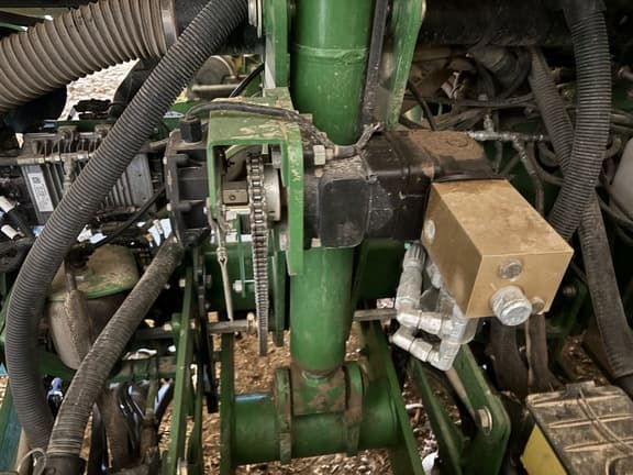 Image of John Deere 1770 equipment image 4