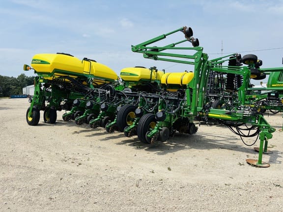 Main image John Deere 1770