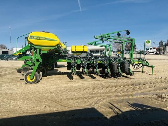 Image of John Deere 1770 equipment image 1