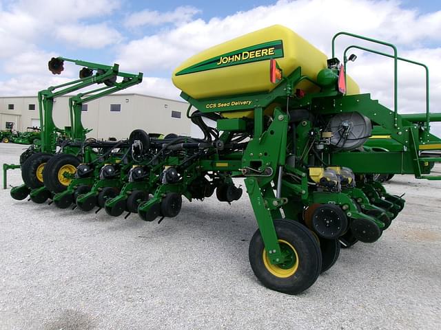 Image of John Deere 1770 equipment image 2