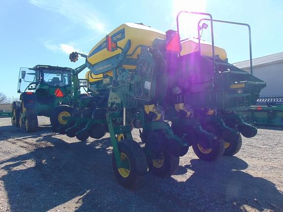 Image of John Deere 1770 equipment image 4