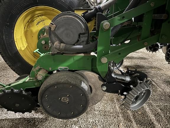 Image of John Deere 1770 equipment image 1