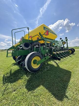 Image of John Deere 1770 equipment image 2