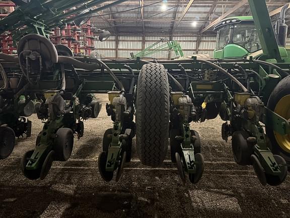 Image of John Deere 1770 equipment image 2