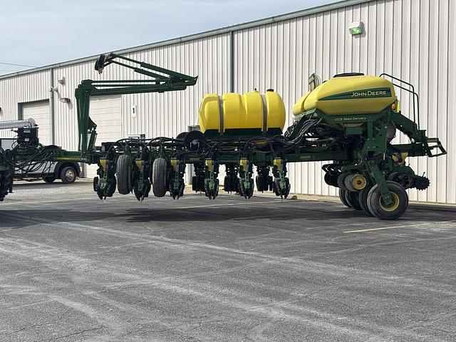 Image of John Deere 1770 equipment image 1