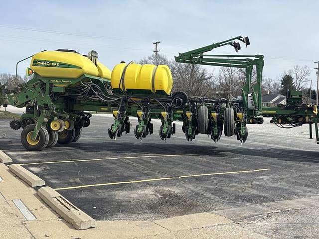 Image of John Deere 1770 equipment image 4