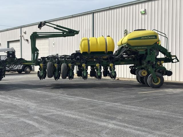Image of John Deere 1770 equipment image 1