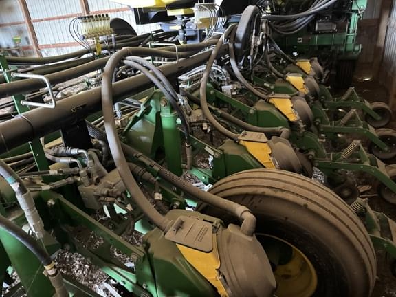 Image of John Deere 1770 equipment image 4