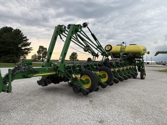 2011 John Deere 1770 Equipment Image0