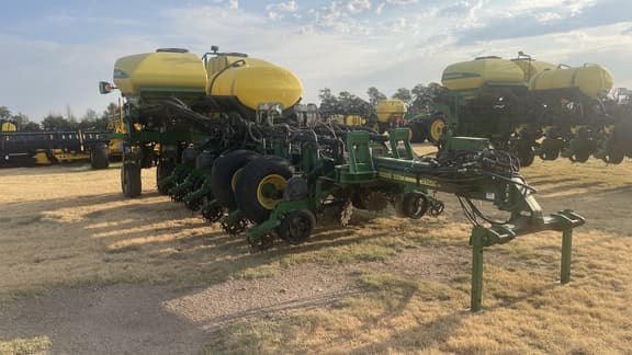 Image of John Deere 1770 equipment image 1