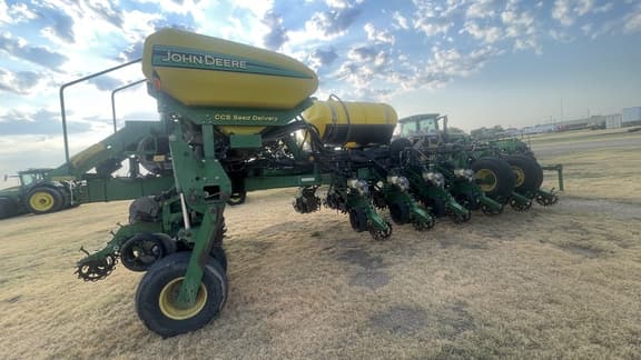 Image of John Deere 1770 equipment image 2