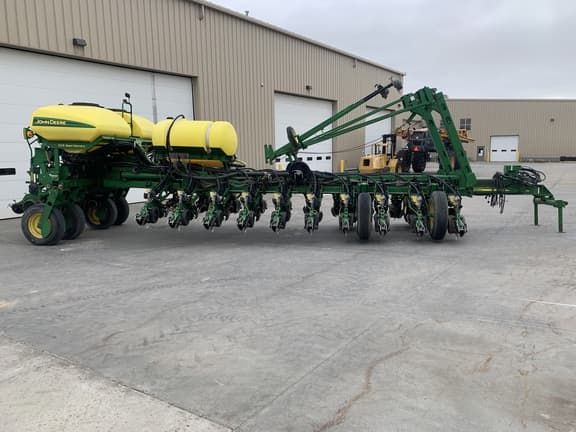 Image of John Deere 1770 equipment image 1